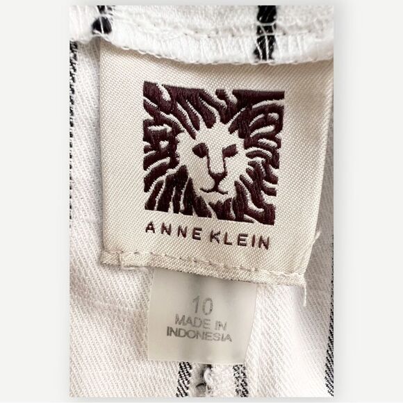 Anne Klein Wide Leg White & Black Striped Crop Trouser Pants. 10. - Picture 7 of 8